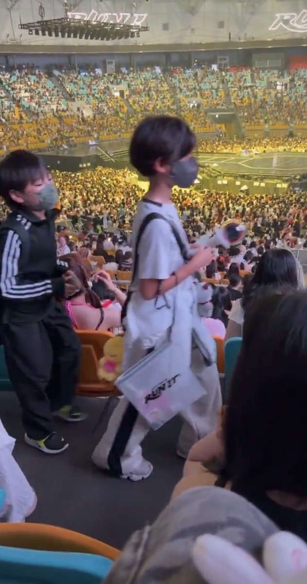 in_herl's tweet photo. i’m dying jyp training in stray kids concert 😭😭😭😭
That make me remember that one video K-pop group in 2030 it was full of kids and they sing goo goo gaga
That come be true https://t.co/of6mCPIqp5