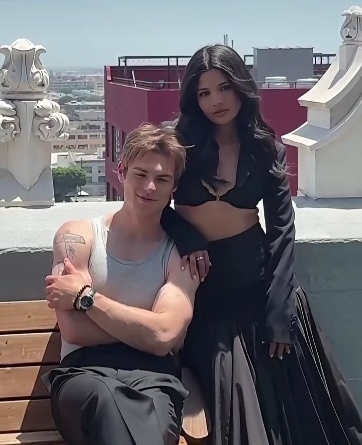 julaa97487493's tweet photo. A beautiful photoshoot of Noah and Nikki.❤️❤️

 #mylifewiththewalterboys https://t.co/fBqmMipowr