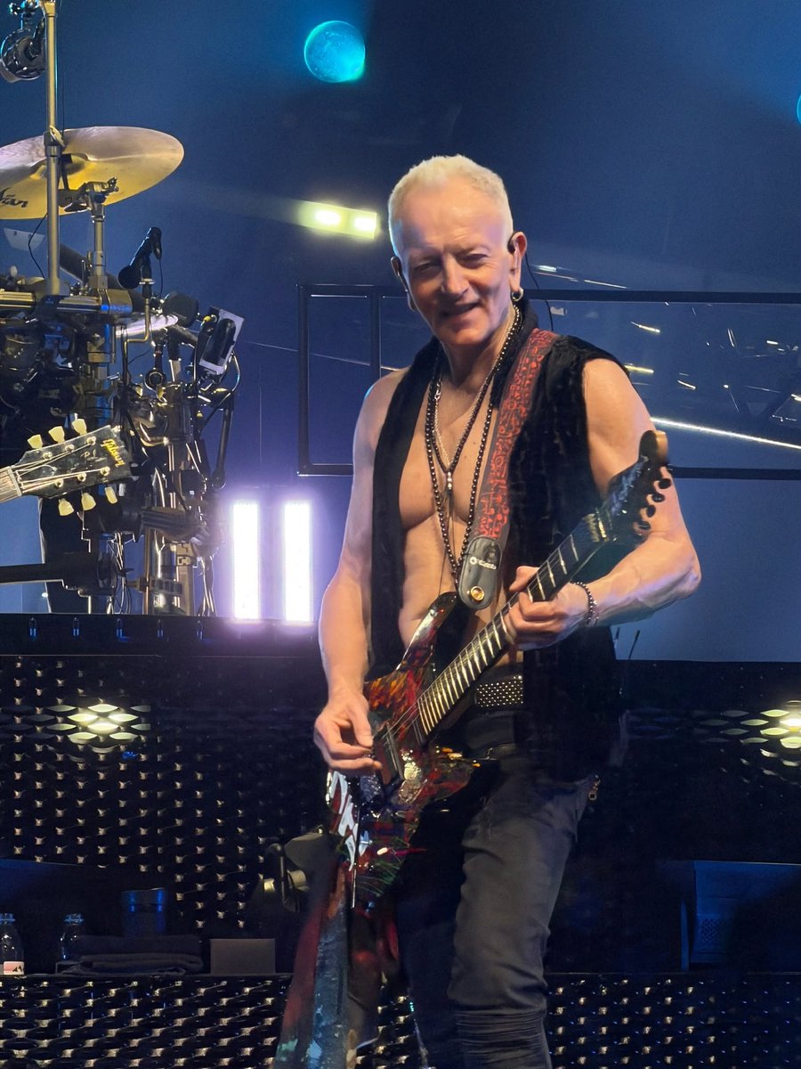 DefLeppardRB's tweet photo. The Mighty #PhilCollen of #DefLeppard 
Photo by @CindyInTexas https://t.co/Pmt00E92iV