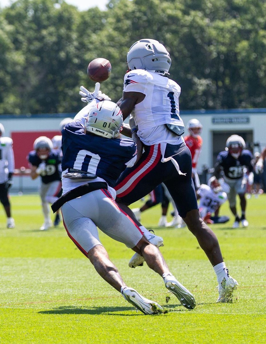 Savageboston's tweet photo. It looked like AJ Brown and Christian Gonzalez “almost needed to be separated at one point as they transitioned to a new drill.”

Per: @MikeReiss 

👀🔥🔥🔥 https://t.co/W6ko6unv5A
