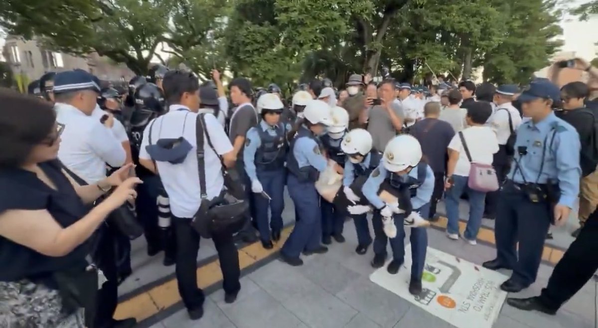 KngwRevengers's tweet photo. @sxzBST 広島県警女性警官6人がかりで丁重に運ばれる全学連の児童wwwと、
ドイツ人男性警官3人がかりで拘束されるグレタさん(笑顔)の勇姿をご覧ください
日本の警察は優しすぎるだろwwwww🤣 https://t.co/ZPJh4WMSqb