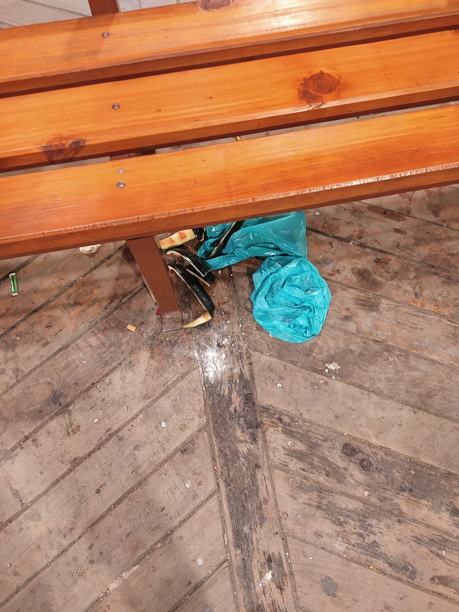 zami_66's tweet photo. Please look into the condition of the seating area on the new Amira Kadal Bridge. It has become heavily polluted with garbage and waste.

Kindly arrange immediate cleaning and ensure regular maintenance to keep this space clean and beautiful.

@SMC_Srinagar @srinagaradmin https://t.co/VcgyOOQZSP