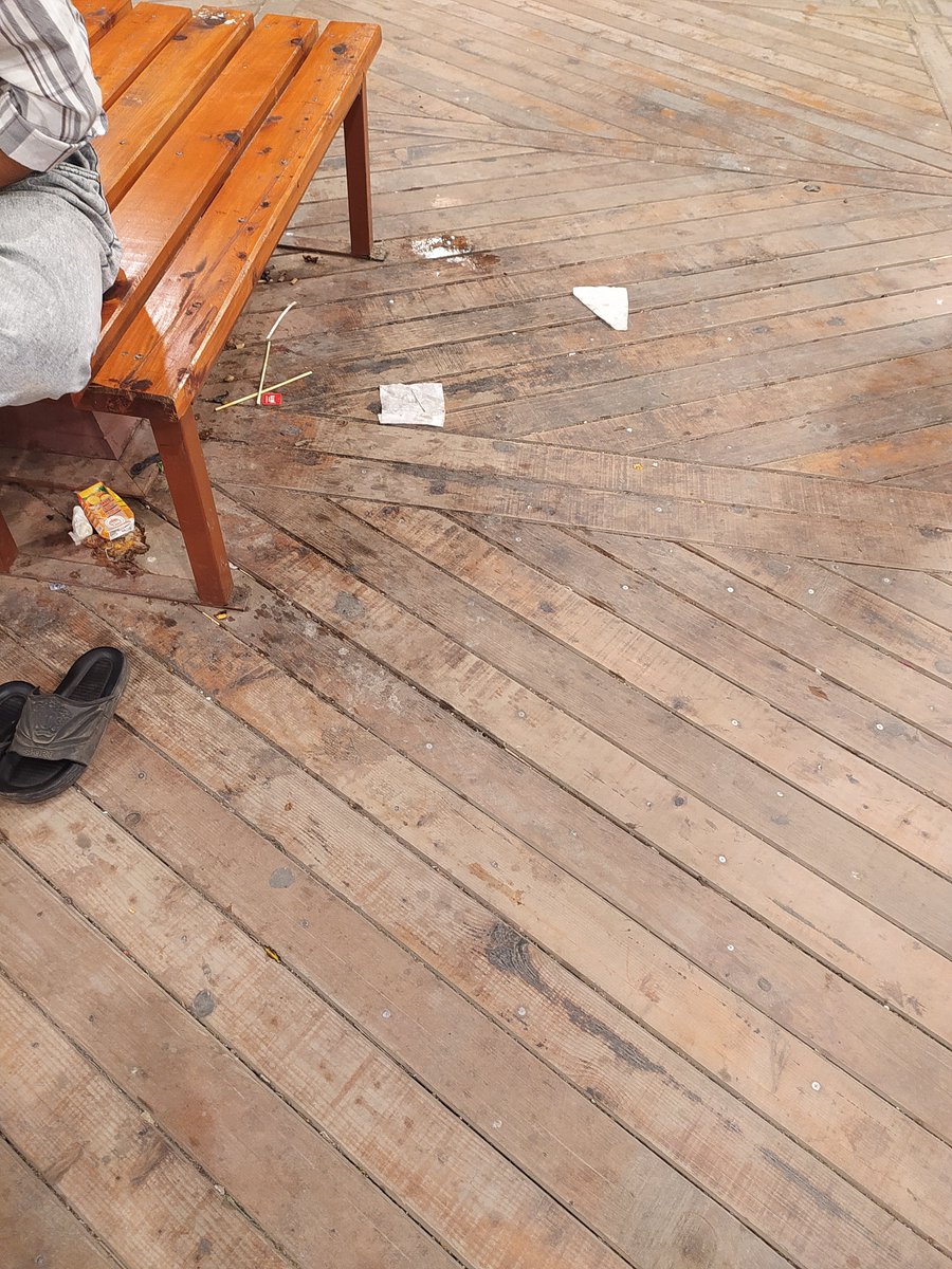 zami_66's tweet photo. Please look into the condition of the seating area on the new Amira Kadal Bridge. It has become heavily polluted with garbage and waste.

Kindly arrange immediate cleaning and ensure regular maintenance to keep this space clean and beautiful.

@SMC_Srinagar @srinagaradmin https://t.co/VcgyOOQZSP