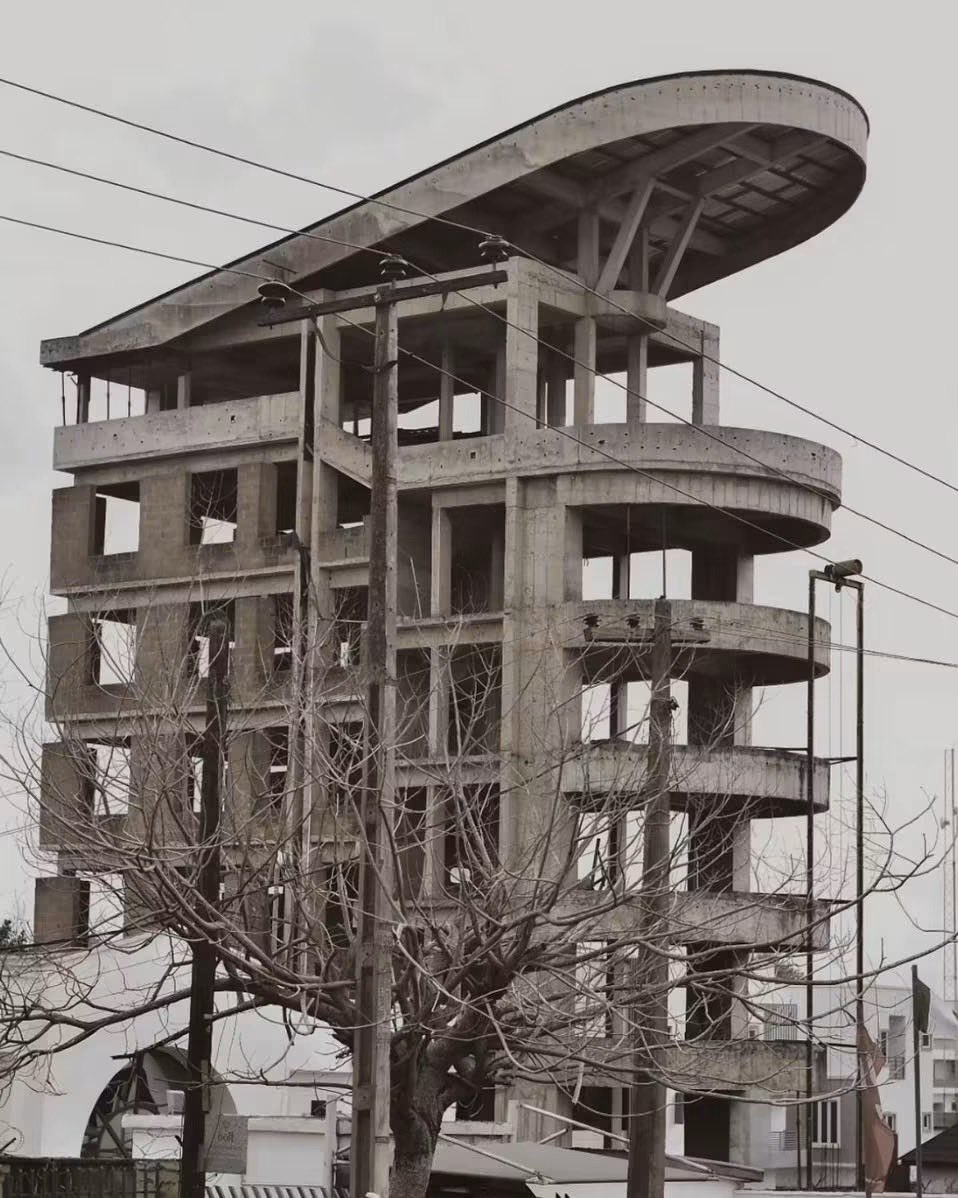 peterexpert2's tweet photo. This unfinished building in Alagbaka, Akure, has remained in this condition for several years.
Does anyone know its history or what it was originally intended for? 🤔
Photo Credit: HBAcreatives / TT
#theakurecity #akure #alagbaka #akurecity https://t.co/gywT35Ti5n