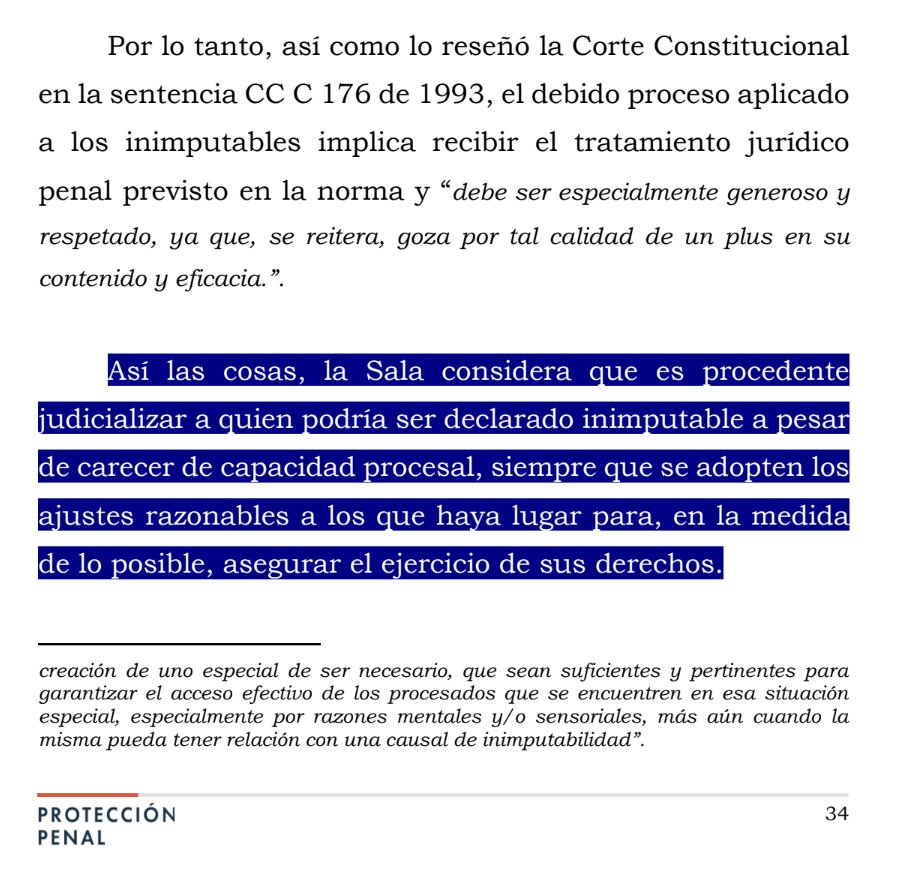 Ronaldsanabria1's tweet photo. LOS PROCESADOS CON DISCAPACIDAD MENTAL TIENEN DERECHO A CONTAR CON APOYO PARA GARANTIZAR SU DEFENSA MATERIAL

Consulte el análisis: https://t.co/2RF9u69y0M

Juan Carlos Guayambuco Pinzón fue procesado por haber cometido actos sexuales contra dos menores de catorce años. Desde las primeras audiencias, la defensa y la Fiscalía advirtieron que presentaba una discapacidad cognitiva permanente, descrita como retardo mental moderado, que podía afectar su capacidad para comprender lo que estaba ocurriendo dentro del proceso.

A pesar de esas dificultades, la actuación penal continuó. Finalmente, fue condenado como autor inimputable del delito de acceso carnal abusivo con menor de catorce años agravado y se le impuso una medida de seguridad de internamiento en un establecimiento psiquiátrico. La defensa acudió en casación y sostuvo, entre otros aspectos, que el proceso debía anularse porque el acusado no había comprendido adecuadamente la imputación ni había podido ejercer plenamente su defensa.

La Corte explicó que la inimputabilidad y la capacidad procesal no son lo mismo. La inimputabilidad se refiere a si la persona podía comprender la ilicitud de su conducta al momento de los hechos; la capacidad procesal, en cambio, se relaciona con su posibilidad de entender el proceso, comunicarse con su abogado y participar en su defensa.

A partir de esa diferencia, la Corte concluyó que una persona inimputable sí puede ser juzgada, incluso cuando tenga dificultades para comprender plenamente el proceso. Sin embargo, las autoridades deben adaptar la actuación a sus necesidades mediante ajustes razonables, como el acompañamiento de familiares, mecanismos de comunicación adecuados y una defensa técnica especialmente diligente.

La Sala también precisó que la falta o insuficiencia de esos ajustes no produce automáticamente la nulidad. Para anular el proceso debe demostrarse que esa omisión afectó de manera real y trascendente el derecho de defensa. En este caso, aunque hubo fallas en las primeras audiencias, la Fiscalía informó la condición del procesado, la defensa alegó su inimputabilidad y finalmente se le aplicó el régimen especial correspondiente. Por eso, la Corte concluyó que no existía una afectación suficiente para invalidar toda la actuación.

La regla puede resumirse así: la falta de capacidad procesal del inimputable no genera por sí sola la nulidad del proceso; esta solo procede cuando la ausencia de ajustes razonables afecta realmente su derecho de defensa.
