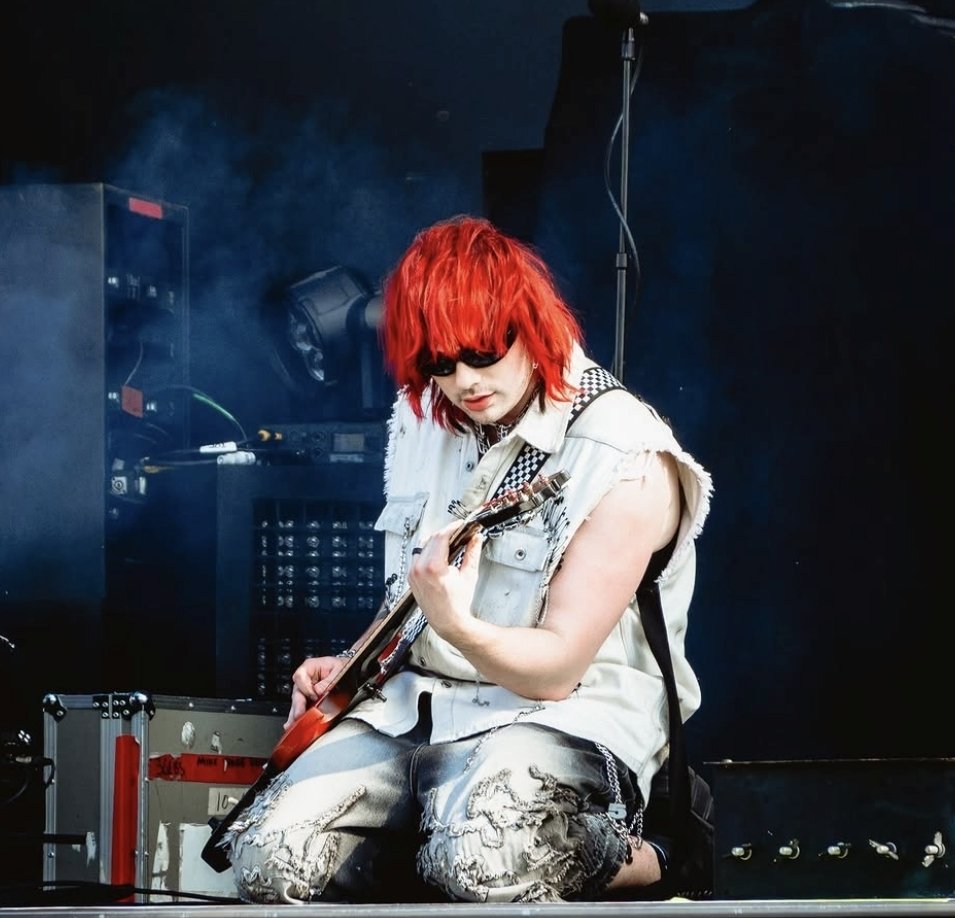 thoseneonstars's tweet photo. michael on his knees is my favorite gender https://t.co/JcFAynemkV