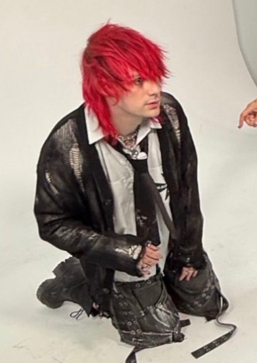 thoseneonstars's tweet photo. michael on his knees is my favorite gender https://t.co/JcFAynemkV