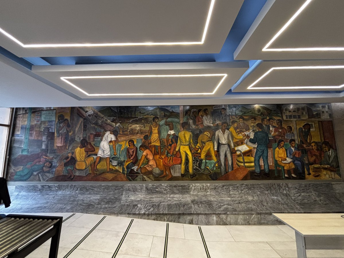 DiegoTorres_Fis's tweet photo. Vengo a uno de los edificios de la @FiscaliaCol en el centro de #Bogotá, miren lo que encontré, un fresco de Pedro Nel Gómez!  Delirante. https://t.co/vzlYk37F8m