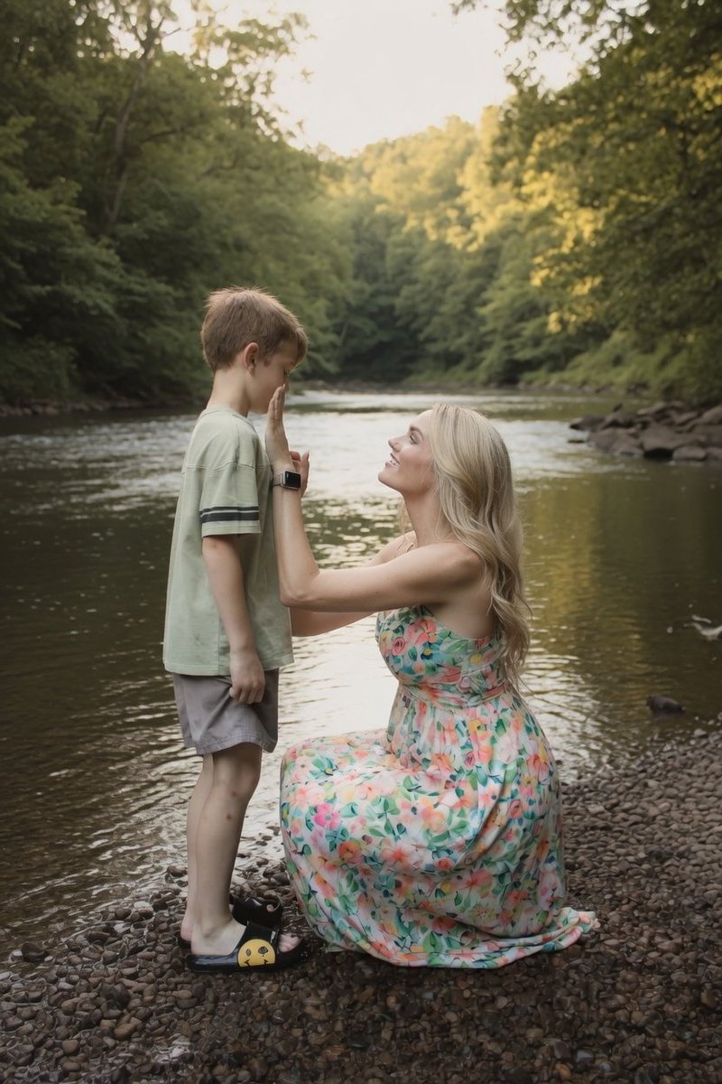 GustavoAdolf_'s tweet photo. Una madre y su hijo iban a cruzar un río y la madre dijo: 
- Hijo, agárrate de mi mano. 
Y el niño respondió: 
- No mamá, agarra tú la mía. 
La madre dijo: 
- ¿Cuál es la diferencia? 
A lo que el hijo contestó: 
- Si pasa algo mientras crucemos, quizás yo suelte tu mano, pero si tú agarras la mía estoy seguro de que pase lo que pase, nunca me soltarás.