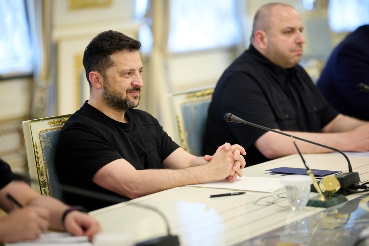 ZelenskyyUa's tweet photo. Прийняв міністра закордонних справ Азербайджану Джейхуна Байрамова. Пан міністр відвідує Україну вперше за час повномасштабного російського вторгнення. І розпочав свій візит з Ірпеня, де побував у школі, лікарні та реабілітаційному центрі, якому Азербайджан допомагає. Дуже вдячні за те, що в ці непрості дні для нашої країни, для наших людей знайшли можливість приїхати й підтримати нас. Дякую за солідарність із нашим народом. 

Поінформував про постійні російські удари по Україні, ситуацію в Чорному морі та блокування Росією зернових коридорів. Обговорили дипломатичні контакти на високому рівні, оборонне співробітництво та економічну співпрацю в енергетиці, нафтогазовій галузі й сільському господарстві.

Вдячний Азербайджану за підтримку України, енергетичну та гуманітарну допомогу й конструктивний діалог.