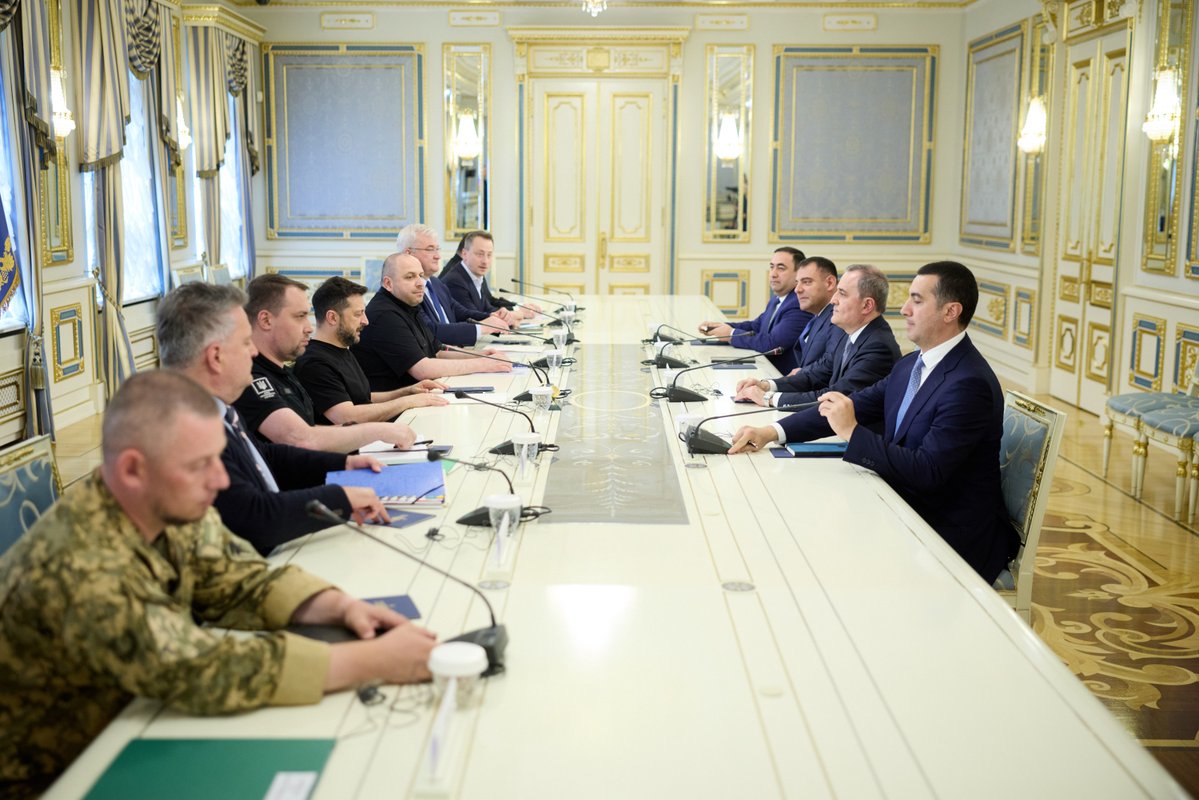ZelenskyyUa's tweet photo. Прийняв міністра закордонних справ Азербайджану Джейхуна Байрамова. Пан міністр відвідує Україну вперше за час повномасштабного російського вторгнення. І розпочав свій візит з Ірпеня, де побував у школі, лікарні та реабілітаційному центрі, якому Азербайджан допомагає. Дуже вдячні за те, що в ці непрості дні для нашої країни, для наших людей знайшли можливість приїхати й підтримати нас. Дякую за солідарність із нашим народом. 

Поінформував про постійні російські удари по Україні, ситуацію в Чорному морі та блокування Росією зернових коридорів. Обговорили дипломатичні контакти на високому рівні, оборонне співробітництво та економічну співпрацю в енергетиці, нафтогазовій галузі й сільському господарстві.

Вдячний Азербайджану за підтримку України, енергетичну та гуманітарну допомогу й конструктивний діалог.