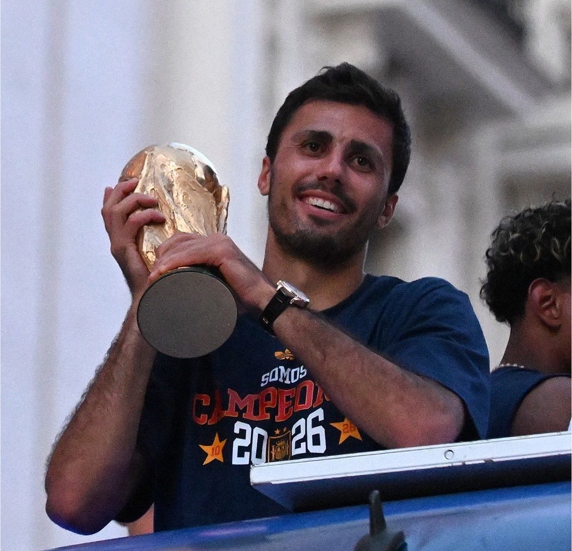 SrNaninho's tweet photo. 🚨💣 #AS 🇪🇸

💶 El Real Madrid entiende que Rodri Hernández se vaya al Barcelona, porque le ofrecen un contrato de 4 temporadas y y un salario anual de 30 millones de euros brutos.

(@jfelixdiaz) https://t.co/CplX6BpXDi