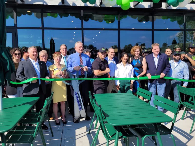 MCCoyCountyExec's tweet photo. Welcome to Albany County, Shake Shack!

It was great to celebrate today's ribbon cutting at Stuyvesant Plaza. Every new business that invests here creates jobs, strengthens our local economy, and reinforces that Albany County is a great place to grow.

Congratulations to the entire Shake Shack team, and welcome to the neighborhood!