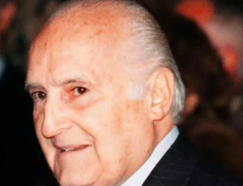 EnricoBorghi1's tweet photo. Quando avevo l’età in cui il deputato Bignami si vestiva da nazista, frequentavo la Democrazia Cristiana novarese. 
Lui aveva come riferimento la svastica, io lo scudo crociato. Ognuno ha i suoi riferimenti.
In quel periodo, bazzicavo l’ala più a sinistra dell’area Zac novarese, quella organizzata dall’ex presidente della provincia Franco Fornara.
Quando arrivò il congresso provinciale della DC di Stresa del febbraio 1990, Scalfaro prese la parola e alcuni di noi giovinastri lo contestammo.
Eravamo contrari al CAF, all’accordo di potere che attorno ad esso si era sviluppato anche nei nostri territori, e non ci piaceva che Scalfaro sermoneggiasse. Lo vedevamo come l’esponente più conservatore, e nello scandalo del Congresso ci fu una mini-contestazione che naturalmente finì lì.
Poi, però, Franco volle promuovere un incontro pacificatore e di chiarimento tra questi giovani e l’autorevole esponente politico, che aveva appena finito di essere ministro dell’interno. E così ci ritrovammo un sabato pomeriggio, a Pettenasco.
Scalfaro arrivò molto affabile. Ricordava tutto, di quel frangente congressuale. Ma non ne fece in alcun modo riferimento.
E ci raccontò, con una retorica davvero impagabile, l’esperienza di quando Alcide De Gasperi -ministro degli esteri del governo Parri- si recò da un avversario politico aspro, Pietro Nenni, per comunicargli la notizia della morte di sua figlia Vittoria, stroncata dal tifo nel campo da concentramento di Auschwitz. “Vengo da te” fu la frase che De Gasperi pronunciò al telefono a Nenni. Poi, nel racconto di Scalfaro, lo statista trentino andò nella redazione dell’Avanti, entrò nella redazione dove c’era Nenni, che quando lo vide capì tutto. I due, senza dire una parola, si abbracciarono e piansero ininterrottamente a lungo.
Fu la pedagogia con la quale Scalfaro ci spiegò che in politica i valori umani vengono prima, e superano ogni steccato ideologico, ogni barriera di partito, ogni fazione. “I valori umani, e la dignità della persona. Di ogni persona”: risento ancora la voce di Scalfaro, con la sua inclinazione e la sua “r” particolare.
Per noi fu una lezione. Che ci fece capire come la dignità della persona è un principio etico e costituzionale per cui ogni essere umano ha un valore proprio e assoluto. E che la politica vera, e alta, è quella che antepone i valori umani alle dimensioni misere delle polemicucce di cortile. 
Ho ripensato a quel momento, e anche con qualche stilla di nostalgia a quei partiti che promuovevano un incontro di chiarimento e di formazione tra leader e giovani anzichè abbandonarli al ribellismo o al conformismo, quando ho sentito le falsità con le quali l’onorevole Galeazzo Bignami ha chiamato in causa Oscar Luigi Scalfaro.
Scalfaro non ha certo bisogno delle mie parole in sua difesa. Per lui parla una storia e una vita di coerenza. 
Però mi ritengo fortunato ad averlo frequentato, nell’età in cui altri scimmiottavano le SS.
Come diceva Sciascia, a ciascuno il suo.
