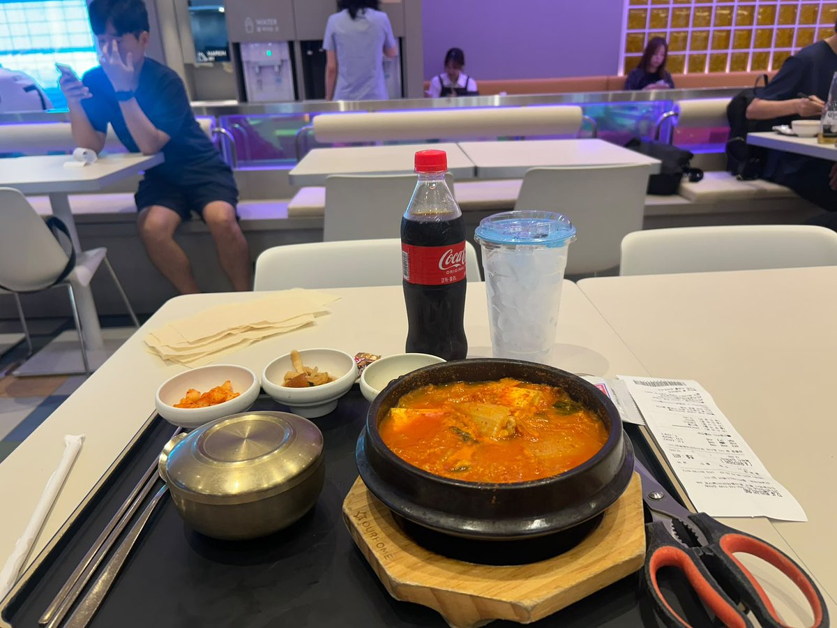 yoestudiohangul's tweet photo. Kimchi Jjigae (김치찌개): El estofado más reconfortante de Corea 
Si amas la comida coreana, ¡tienes que probarlo! Es un guiso picante, ácido y lleno de sabor a hogar. 
 ¿Qué es?Un estofado tradicional hecho a base de kimchi madurado (fermentado) #corea #kimchi #travel https://t.co/wSLJWu1OvL
