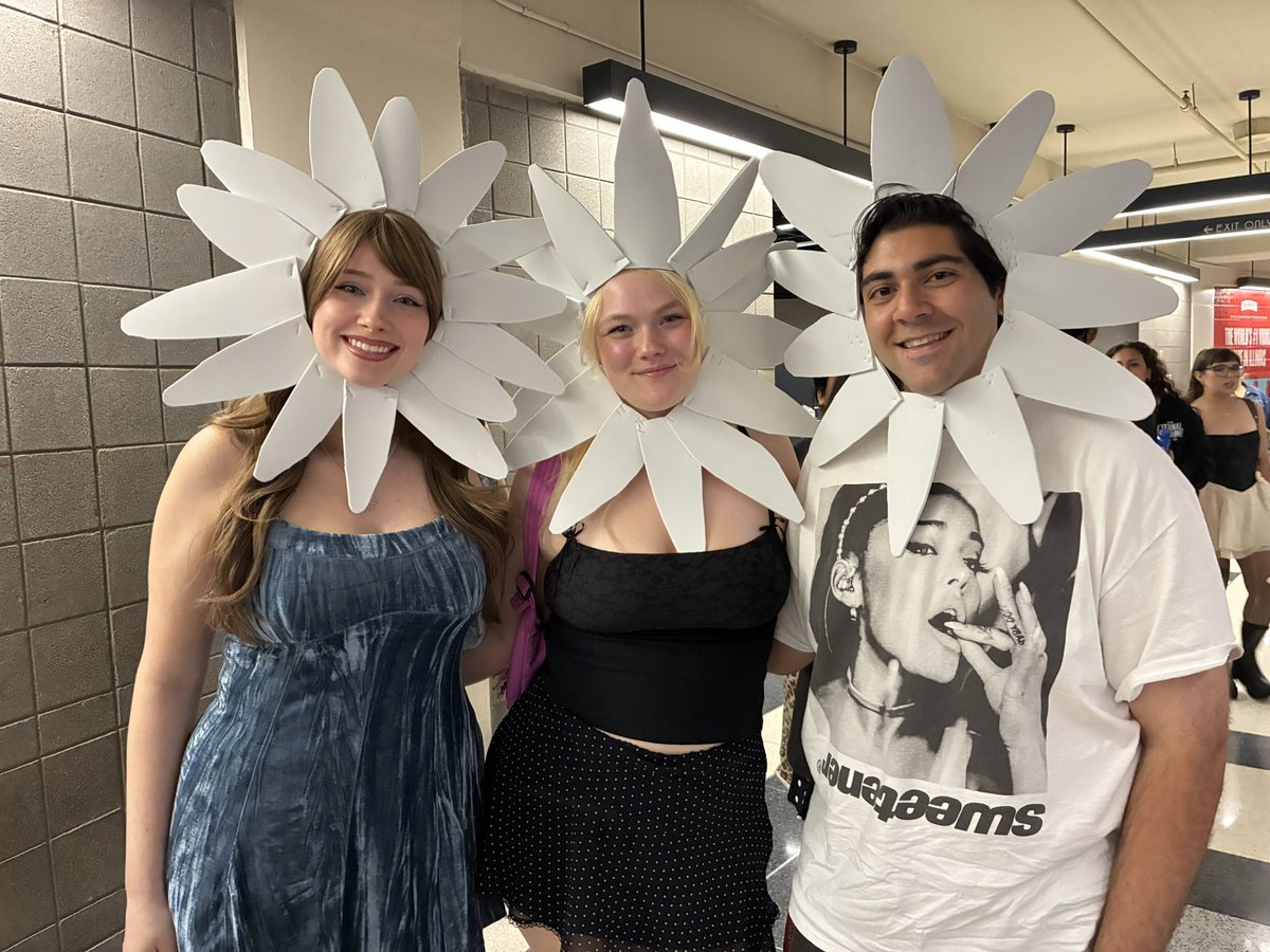 repchrisversion's tweet photo. we were so petal last night 🌼🌸#TheEternalSunshineTour @TeamAriana https://t.co/dQrYVIKtsO