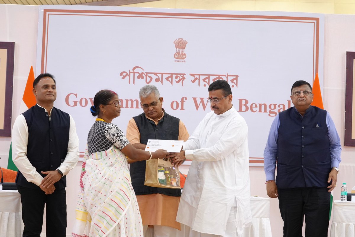 cmowbgov's tweet photo. Hon'ble Chief Minister Shri Suvendu Adhikari inaugurated the Paschimbanga Abas scheme.

Launching the programme from Nabanna Sabhaghar, he symbolically handed over cheques to eligible beneficiaries. Direct financial assistance of approximately ₹6,122 crore will be credited to the bank accounts of more than 1.02 million eligible families across the state.

In this phase, each beneficiary who has completed the construction of their house up to the lintel level will receive ₹60,000 as the second instalment of financial assistance.