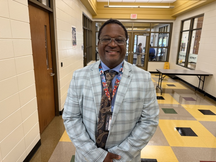 SpartanburgD5's tweet photo. Scenes from the #FirstDayInD5 at DR Hill Middle School, including new Principal, Dr. George Austin! 💛🖤 It's going to be a great year! #WeAreD5 https://t.co/eH5e2f1fJ7