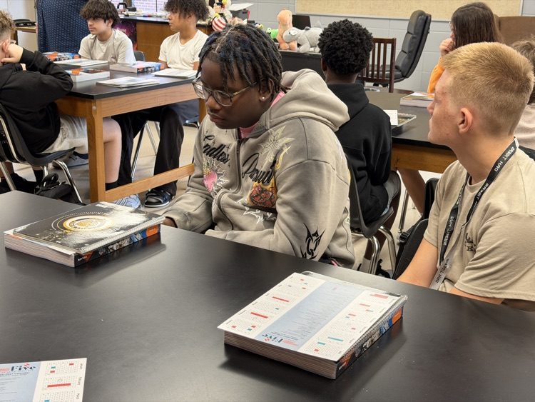 SpartanburgD5's tweet photo. Scenes from the #FirstDayInD5 at DR Hill Middle School, including new Principal, Dr. George Austin! 💛🖤 It's going to be a great year! #WeAreD5 https://t.co/eH5e2f1fJ7