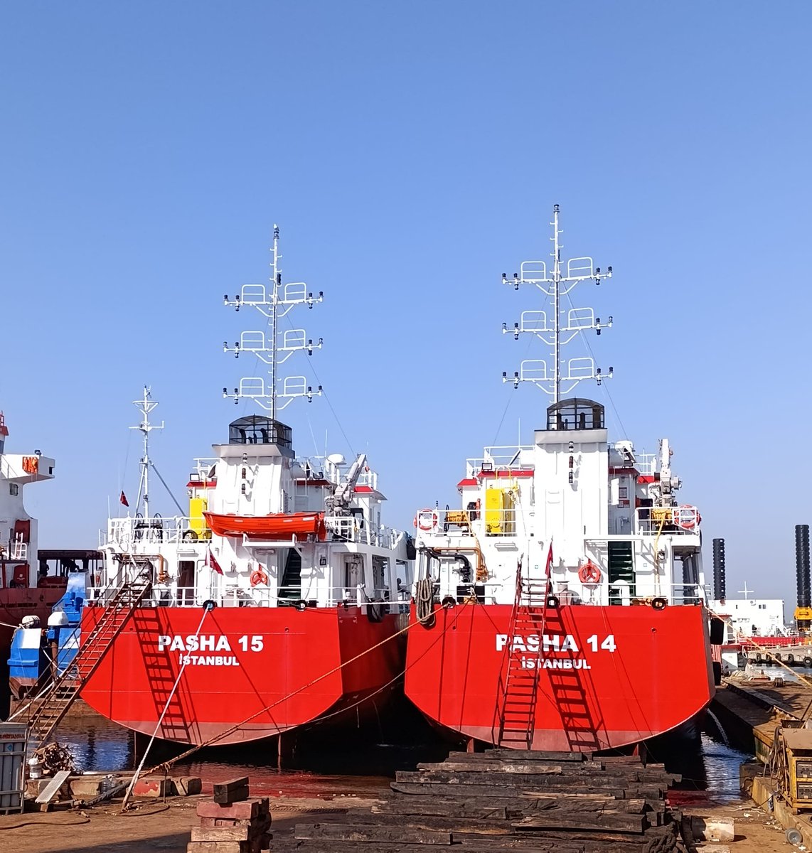 denizcilikgm's tweet photo. 🚢 İstanbul Tersanecilik tarafından inşa edilen akaryakıt barçları PASHA 14 ve PASHA 15 hizmete alındı.

2012 yılından bu yana İstanbul Tersanecilik tarafından inşa edilen 29 yakıt barçının 23'ü Türk bayrağı altında hizmet verirken, 6'sı yurt dışına ihraç edildi. Yapılan yatırımlarla ülkemizin yakıt barcı filosu önemli ölçüde gençleşti ve modernleşti.

Güçlü yakıt barcı filomuz, 2025 yılında gerçekleştirilen 2,2 milyon tonluk yakıt ikmal faaliyetinin güvenli, hızlı ve kesintisiz şekilde yürütülmesine önemli katkı sağladı.

Türk denizciliğinin rekabet gücünü artıran, filomuzun gençleşmesine ve modernleşmesine katkı sağlayan tüm  yatırımcılara teşekkür ediyor yatırımları desteklemeye devam ediyoruz. 🇹🇷👏🏻

#TürkiyeHızlanıyor 🇹🇷