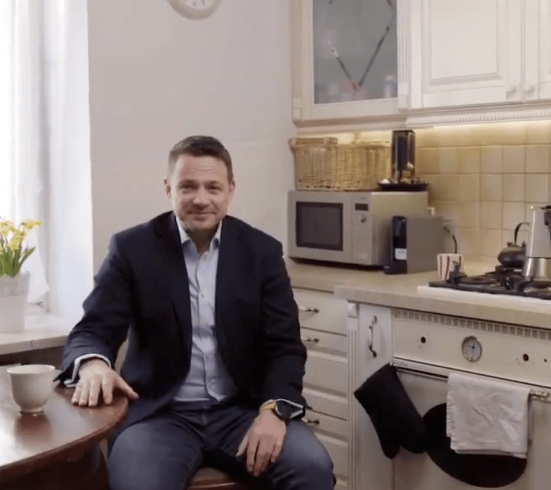 RysiekzMisia2's tweet photo. Tymczasem pierwszą rocznicę swojej dwugodzinnej prezydentury, Rafał Trzaskowski spędza w białym domu. Na Ursynowie. https://t.co/7TOatZPtUm