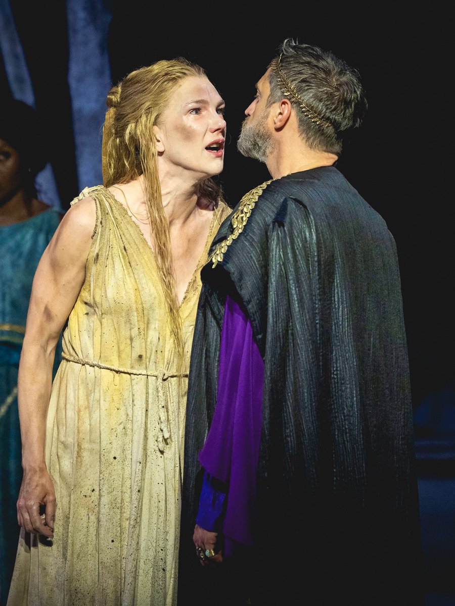 shellhoed's tweet photo. KING AND QUEEN LOOKING SO HAPPY AND ANGSTY I LOVE IT HERE https://t.co/GC40bXuDvr