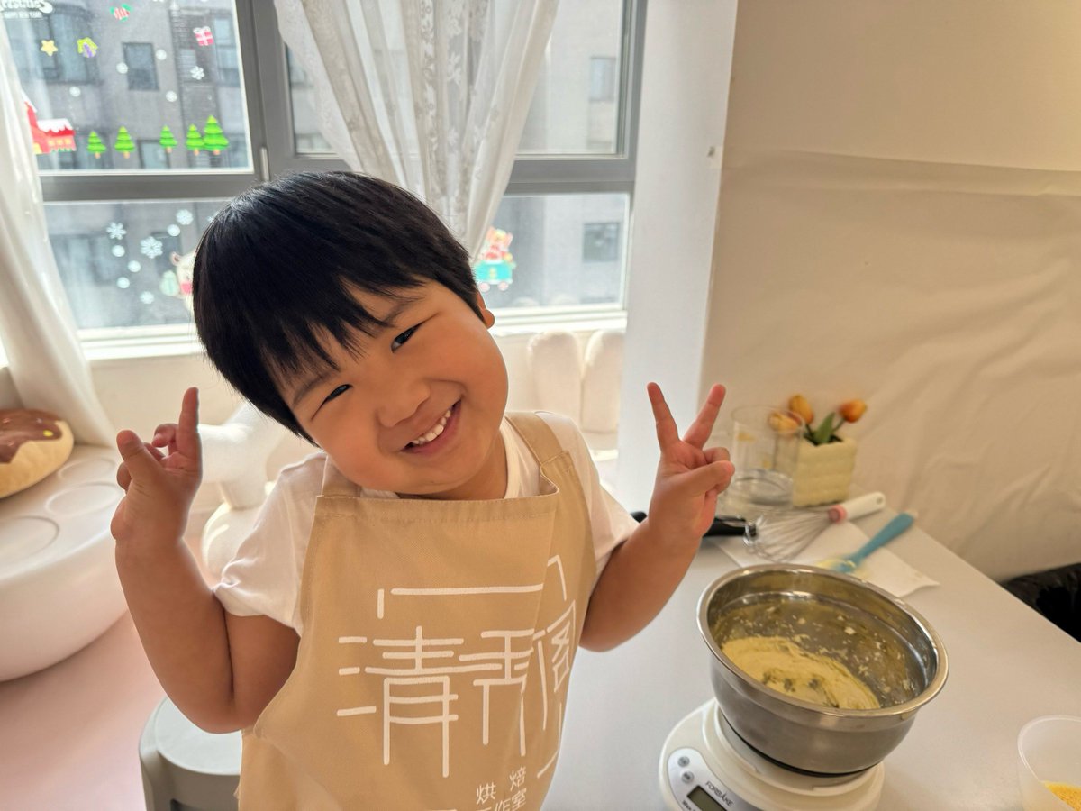 ViolaJenki24sd's tweet photo. Spent the rainy Sunday baking cookies with my little one—flour everywhere, way too many sprinkles, and the best, warmest laughs. Perfect simple family joy ， https://t.co/pYVETP7QO1