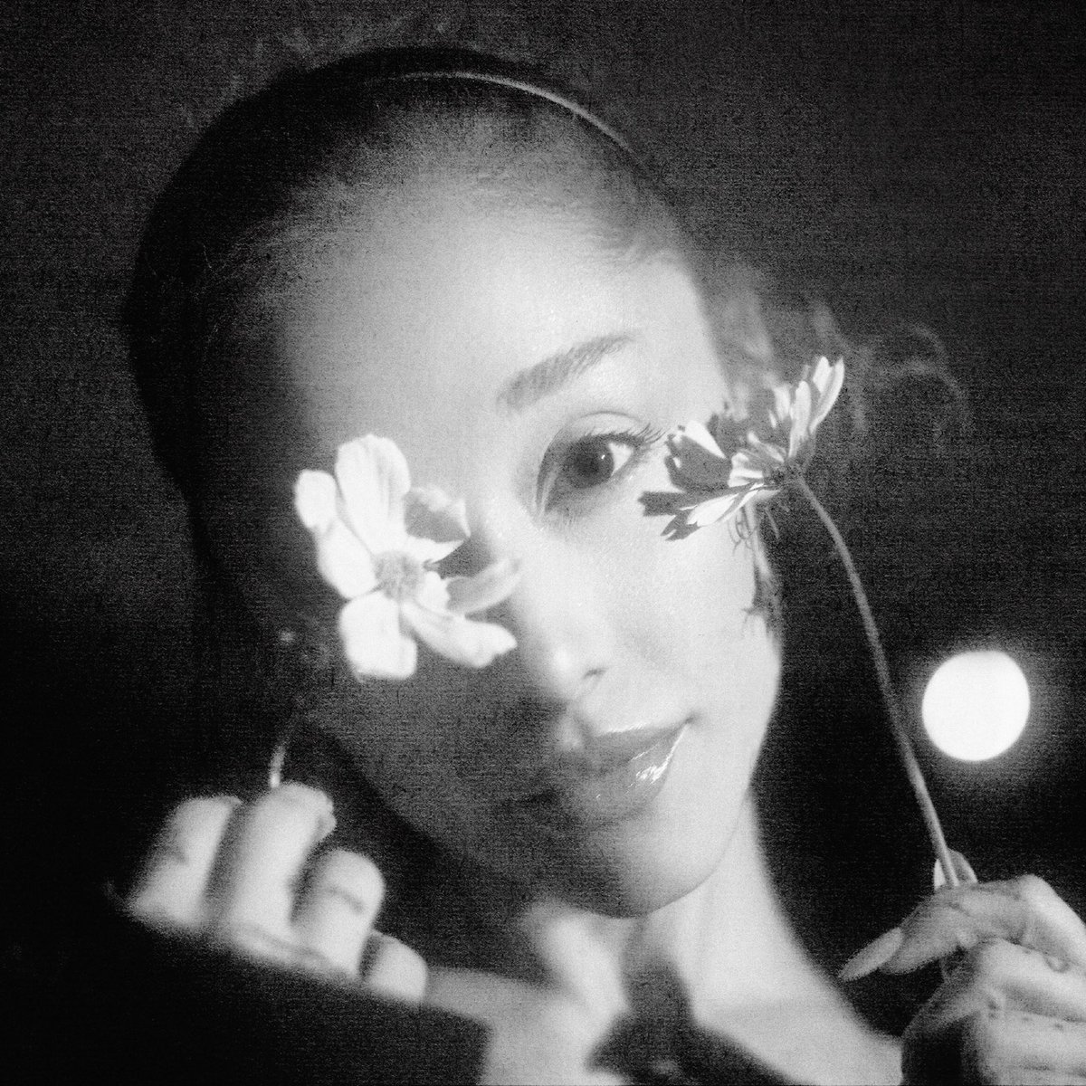 AGrandeSP's tweet photo. Ariana Grande para “petal”: https://t.co/Ic5YFTpIf0