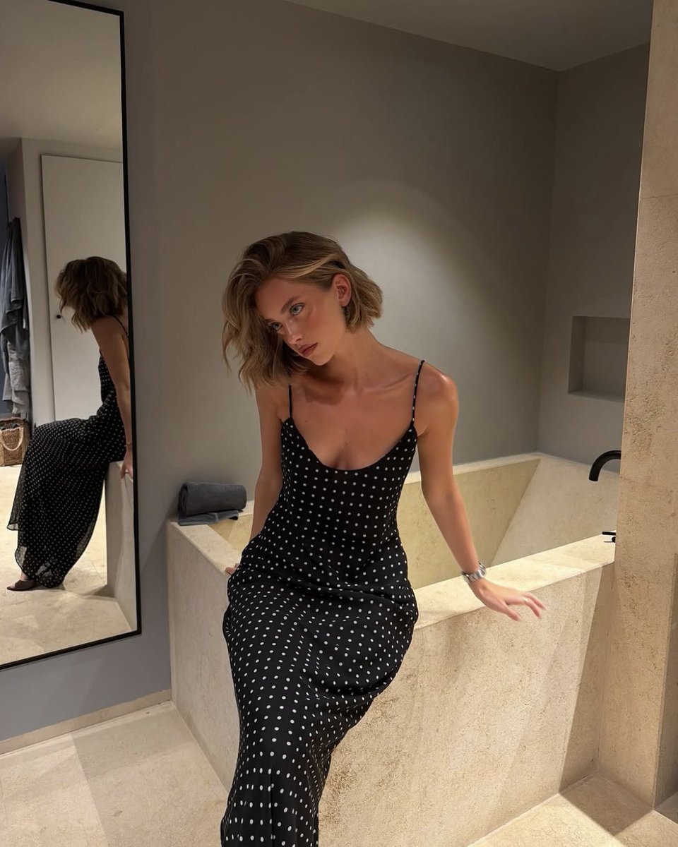 guitarramores's tweet photo. She wore polka dots like constellations, letting the night hold her close while the stars found their reflection in her eyes,  𖡻  &amp;  🧺 ♥︎ https://t.co/kHLl9DCorZ