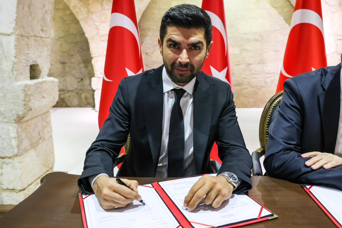 mersin_ism's tweet photo. Valimiz Sayın Atilla Toros’un himayelerinde, hayırsever Hakan Alaca ile İl Sağlık Müdürlüğü arasında, Mersin Toros Devlet Hastanesi Halkkent Ek Hizmet Binası içerisinde hayata geçirilecek Fizik Tedavi Ünitesi ve Özel Gereksinimli Çocuk Polikliniğine ilişkin protokol imzalandı.

Protokol kapsamında hayata geçirilecek sağlık hizmet alanlarının vatandaşlarımız için hayırlı olmasını temenni eden Vali Atilla Toros, “Bugün, eğitim ve sağlık alanlarında büyük önem verdiğimiz hayırseverlik çalışmalarına sağlık alanında yeni bir halkayı daha eklemiş olduk.

Diğer hayırseverlerimize de örnek teşkil edeceğine inandığım bu anlamlı katkı dolayısıyla Hakan Alaca Bey’e ve ailesine gönülden teşekkür ediyor, yatırımın Toroslar ilçemize ve Mersin’imize hayırlı ve uğurlu olmasını diliyorum.” dedi.