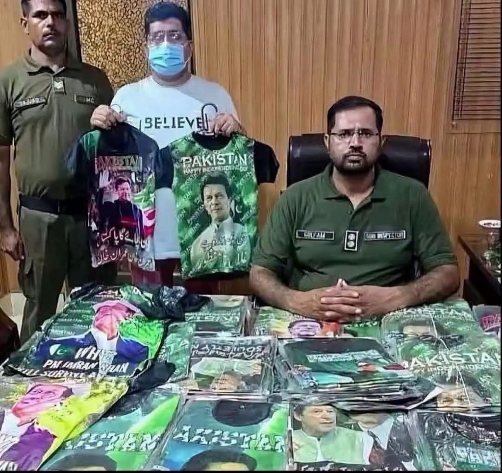 AdvHaiderMajeed's tweet photo. جشن آزادی کے موقعے پر پنجاب میں عمران خان کی شرٹ بیچنے والے کو گرفتار کر کے دہشت گردی کی بڑی کوشش ناکام بنا دی،
پنجاب پولیس انعام کی مستحق ہے https://t.co/bRelDX1PyO