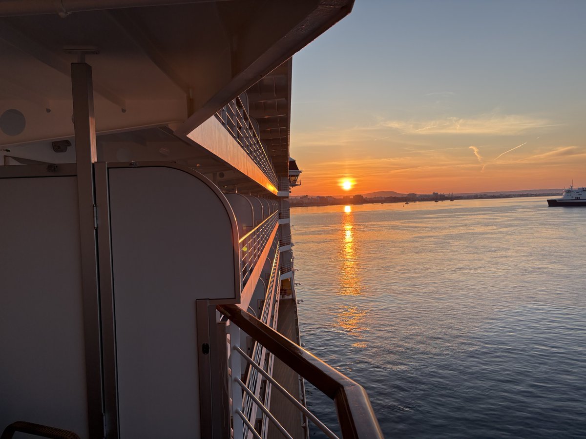 bigpapasecoil's tweet photo. Sunrise. Palma. Seven Seas Splendor. #WeAreRegent https://t.co/VDoE98d0eh