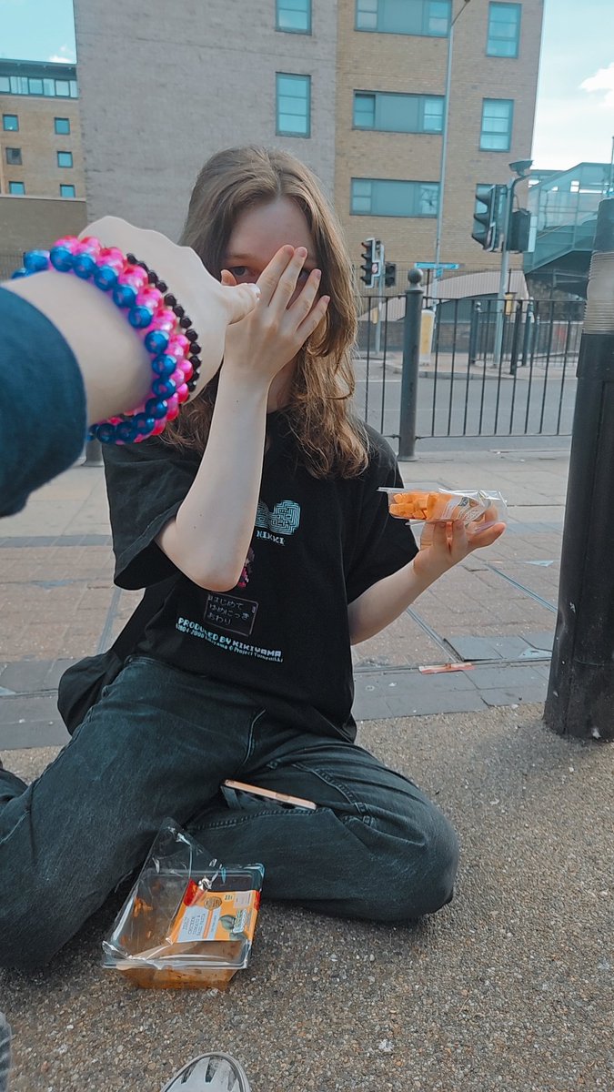 KholeDoll_'s tweet photo. I should not be suprised the bunny is eating carrot sticks https://t.co/9QbceLOjEo