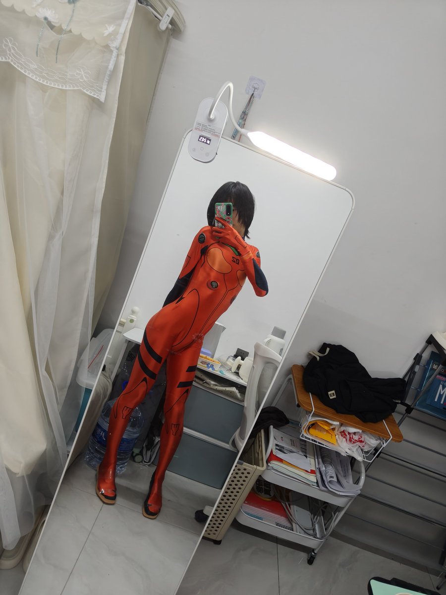 FuLingChan39's tweet photo. 翻到去年买的明日香战斗服，一直没穿过，今天试穿才发现真的好色情😋
#男娘 #femboy https://t.co/8Dunikzvj2