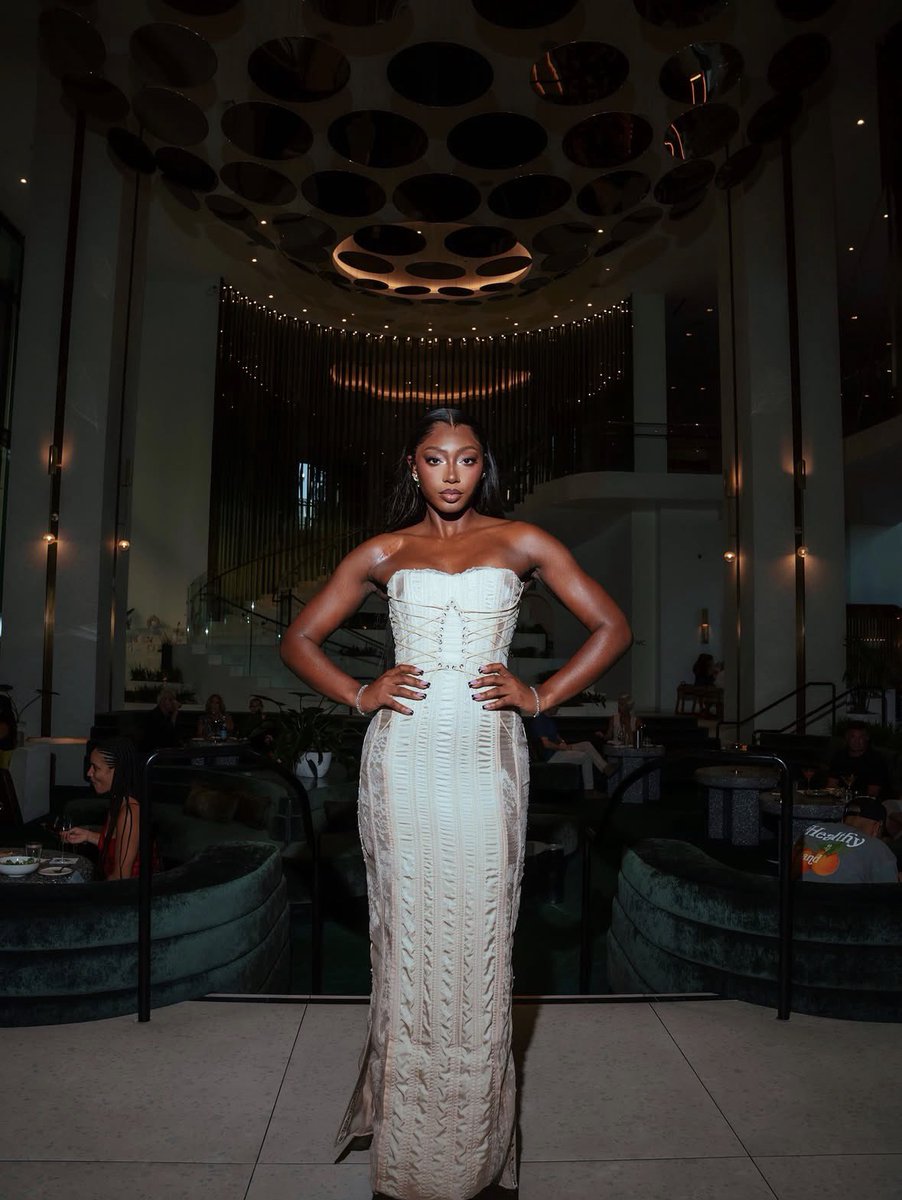 anayaa_thoughts's tweet photo. I’m sorry I live for the aesthetics of Aniya ugh 💕🥂 you just look at her and she’s just giving herself its cunt! https://t.co/fdshrdQ6ht