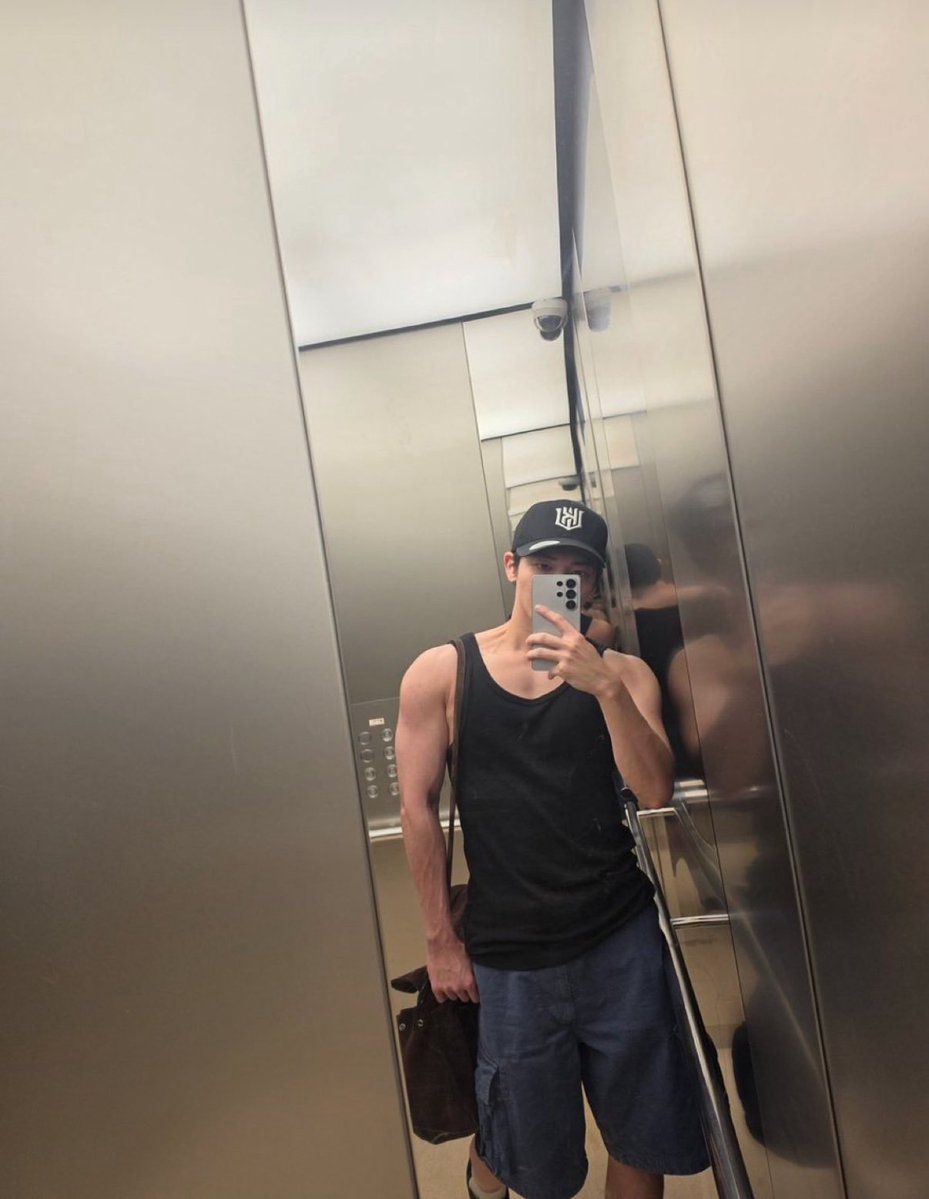 gyuusberry's tweet photo. can he choke me once https://t.co/I9weoe4LJg