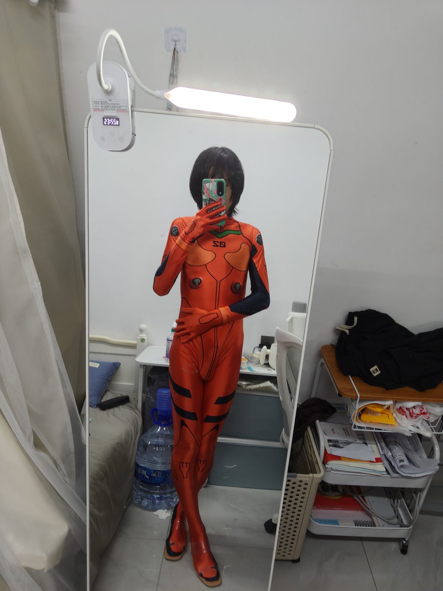 FuLingChan39's tweet photo. 翻到去年买的明日香战斗服，一直没穿过，今天试穿才发现真的好色情😋
#男娘 #femboy https://t.co/8Dunikzvj2