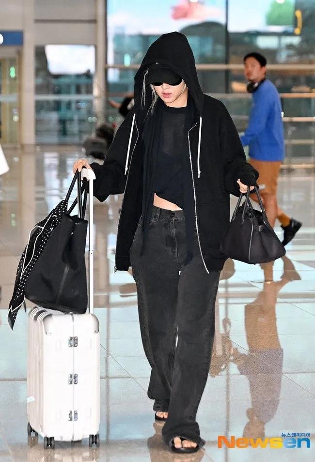 Mayshs1's tweet photo. LISA is on her way back or has arrived in Seoul after spending personal time with her family in Bangkok, Thailand.

ROSÉ was recently spotted leaving a private venue in Los Angeles, California, fueling fan concerns that she might not make it back to South Korea in time. https://t.co/OMp2EQHVTJ
