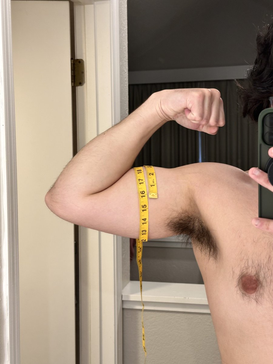 bunnycubAD's tweet photo. Loving the huge thighs and deadlift scar combo📏 https://t.co/QDC86tyehp