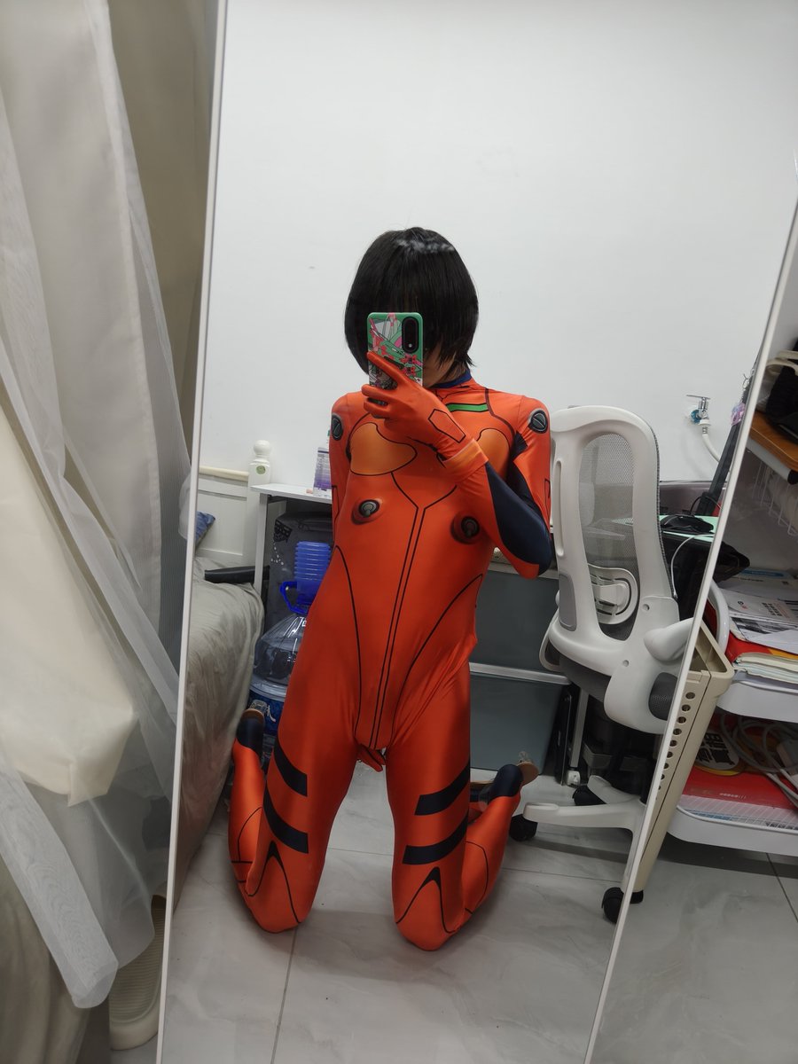 FuLingChan39's tweet photo. 翻到去年买的明日香战斗服，一直没穿过，今天试穿才发现真的好色情😋
#男娘 #femboy https://t.co/8Dunikzvj2