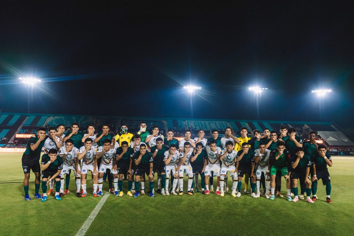 LopezvandresL's tweet photo. @FIFPRO Please pay attention to the situation in Mexico. They have abolished promotion and relegation, affecting thousands of players throughout the lower divisions.

They are also targeting players and clubs that are trying to voice their concerns.

(The picture is from last weekend). https://t.co/Pw4laZovVh