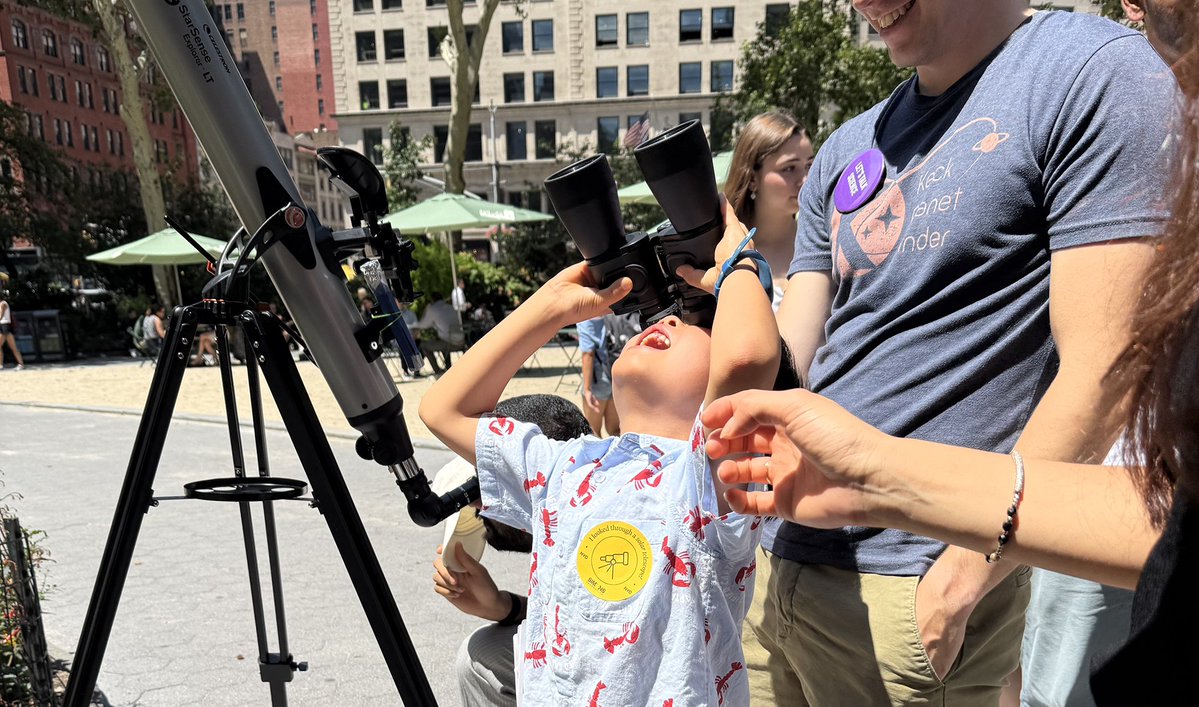 SimonsFdn's tweet photo. Thanks to all the park-goers who stopped by our pop-up solar viewing event this week to safely view the sun through solar telescopes, chat with our astrophysicists about space, science, and exploration, and visit Madison Square Park's NASA Moon Tree.

#science #astronomy

Credit: Kayla Lim, Emily Tan, Shyra Rahman/Simons Foundation