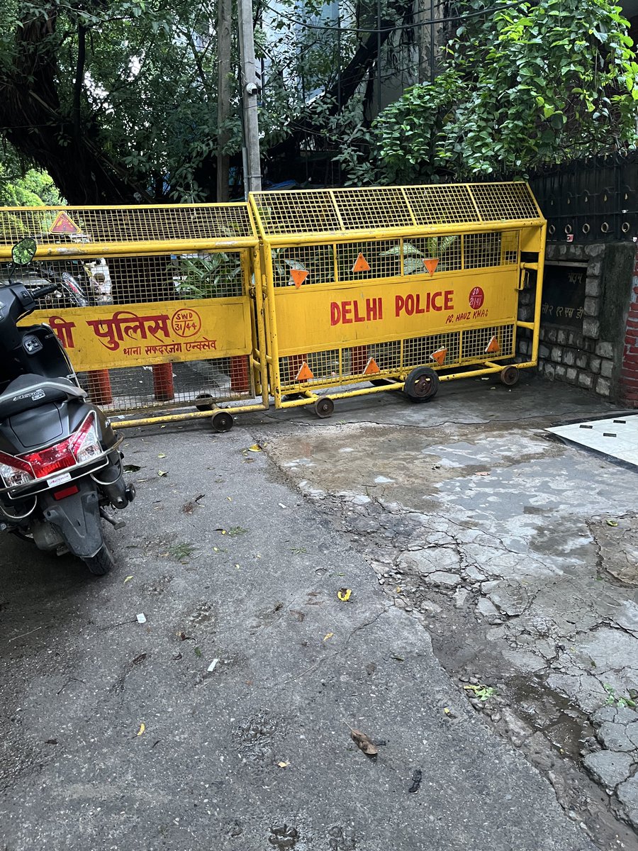 rupalinitesh's tweet photo. @dtptraffic The service lane on main Aurbindo road from Hauz khas Post office to Aurbindo market is closed at Aurbindo market exit for no reason since months and being personally used by the building owners in that lane for parking and as their personal property. https://t.co/NbuUFB5xEO