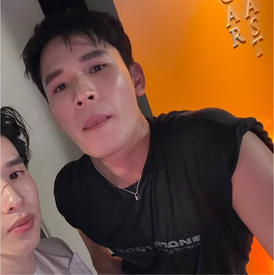 iblueyouna's tweet photo. เอางี้นะเพิลโคตรฮอต หนุ่มผิวแทนคมเข้ม หลังถ่ายงานเสดถอดเสื้อโชว์บอดี้ร่างหนา ๆ ถือแก้วชนคนทั้งงาน แจกยิ้มหวานจนมีใครหึงรึเปล่า https://t.co/u29LLoXiCD