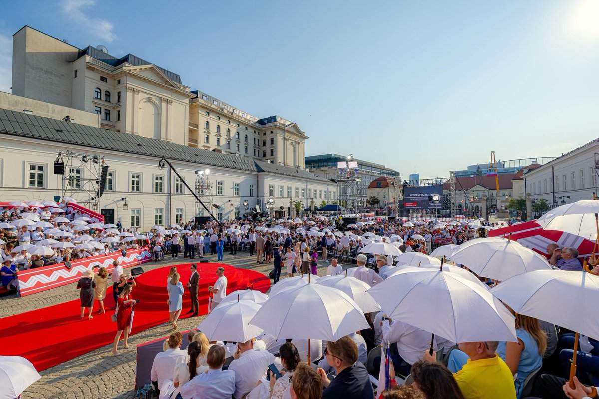 AnnaMKrupka's tweet photo. ‼️😍 Wyjątkowy dzień - podsumowanie pierwszego roku 🇵🇱prezydentury @NawrockiKn 💪🏼 
Z @JanikRenata w oczekiwaniu na wystąpienie Prezydenta 👏🏼👏🏼👏🏼 https://t.co/C08tFSbglH
