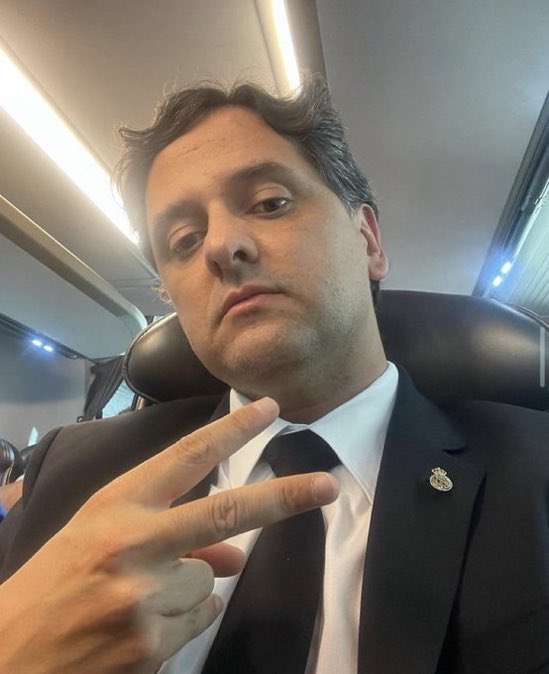 InMadridX's tweet photo. 🚨🚨🚨🚨🚨🚨 عاجـل — @IgnacioSncez_:

غضب مورينيو بسبب ملف رودري هائل للغاية. وقد جرى اتصال هاتفي مع كالافات، تخلله تبادل عبارات قاسية وإهانات.

وكان لاعب الارتكاز صانع اللعب هو الصفقة المحورية في مشروع مورينيو، وهو يخشى الآن ألا يتعاقد النادي مع أي لاعب آخر في هذا المركز.

وكان كالافات هو من أخبر مورينيو بأن الفريق يملك حلولًا داخل التشكيلة لتعويض رودري.

وردّ مورينيو قائلًا:

"لو كان مؤتمري التقديمي اليوم، لجعلتك أضحوكة في المؤتمر الصحفي، أيها عديم الفائدة."