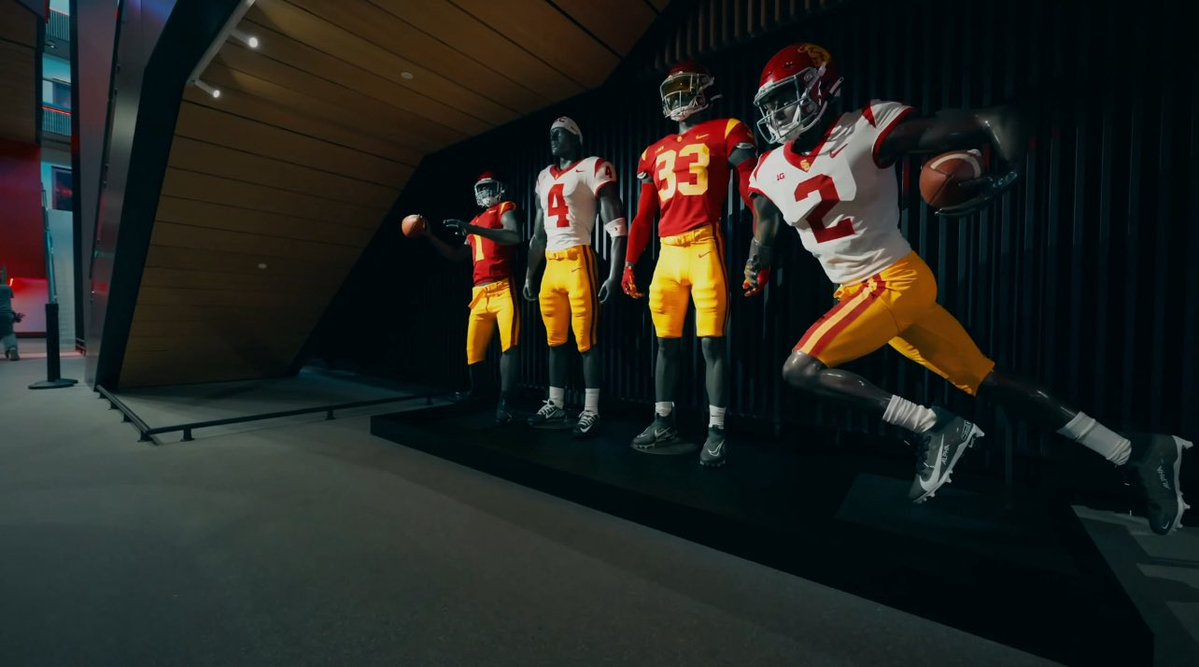 TrojanFBx's tweet photo. USC and Nike featured in the new football facility:

Only school to have Nike Strength custom racks

Two iconic brands united in pursuit of excellence ✌️ https://t.co/O1JcGSEC1V