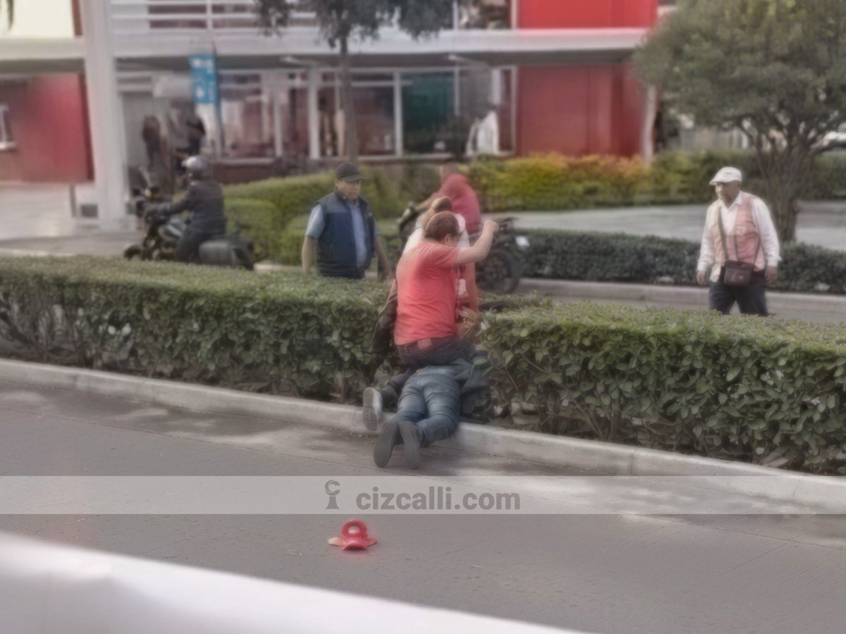 izcallicom's tweet photo. Ago 06, 2026 | EDOMEX | Momento de furia deja sin vida a una persona en Nicolás Romero.

De acuerdo con testigos presenciales, sucedió ayer dentro del Town Center, donde dos hombres comenzaron una discusión frente a Banco Azteca. Uno reclamó al otro porque «lo vio feo», comentan. La pelea terminó en el estacionamiento del centro comercial, donde perdió la vida el hombre que inició el reclamo. El otro hombre lo atacó varias veces con un arma punzo cortante frente a personas que observaban y luego huyó, al parecer en una motocicleta.

Una versión de esta mañana dice que el agresor ya fue ubicado y probablemente detenido. Así las cosas.
#NicolasRomero #TownCenter #Pelea 
📷 Especial