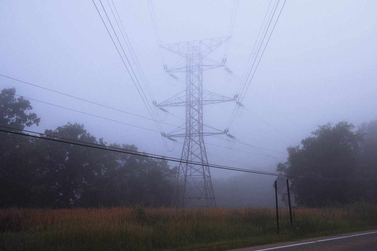 twashstarcrazy's tweet photo. very big fan of power lines at this angle https://t.co/XqNDFYtizI