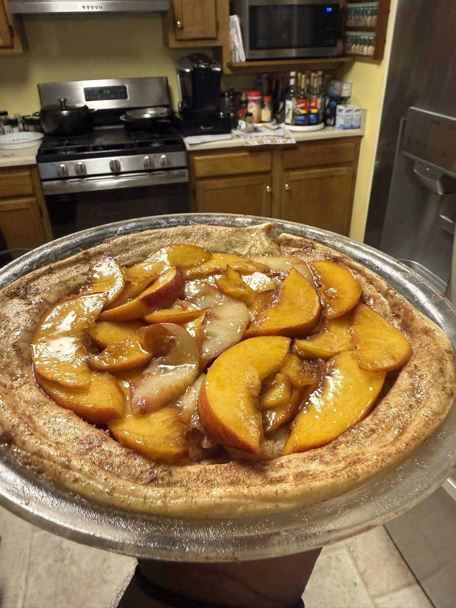 _Jaydatguy_'s tweet photo. I made a peach cobbler/pie with cinnamon roll dough as the crust 🙂‍↕️😁 https://t.co/Mxwj7oQ8cR